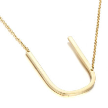 Colar com inicial lateral MOMOL banhado a ouro 18 K em ao inoxidvel com letras grandes e pingente em U com nome do roteiro e monograma colares