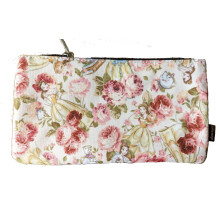 Loungefly Belle Character Floral AOP kosmetisk pose