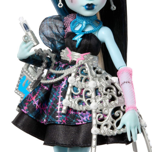 Monster High Frankie Stein Puppe, schwarzes Partykleid, 7 Accessoires 2