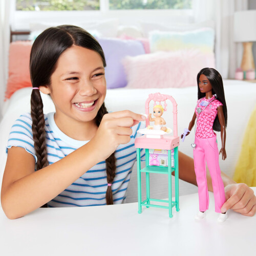 Barbie Barbie Baby Doctor com boneca morena usando uniforme rosa 1 boneca com acessrios e mveis 1