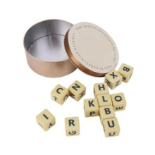 Jogo de palavras cruzadas com dados multifuncionais e colagem de letras para viagem B