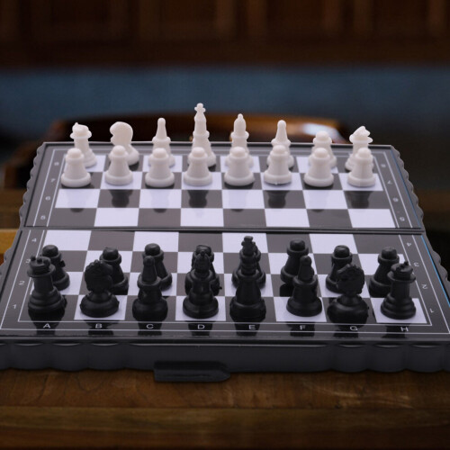 Tabuleiro de xadrez portátil dobrável de plástico de 5x5 polegadas com jogo de xadrez magnético, mini 1