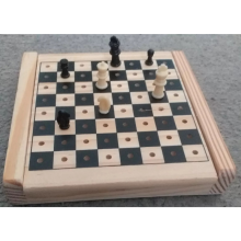 Drevená cestovná šachová súprava. Zavesené kusy.