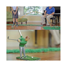 Juego de minigolf de interior. Hombre golfista. Juego de minigolf de interior. Juego de minigolf de interior con