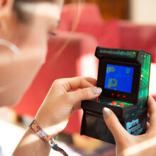 Lasten työpöytäminiatyyri arcade-retropelikonsoli, jossa on 200 retropeliä