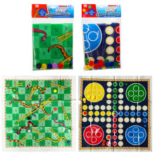 Jogo divertido de Ludo com cobras gigantes e escadas para meninos e meninas