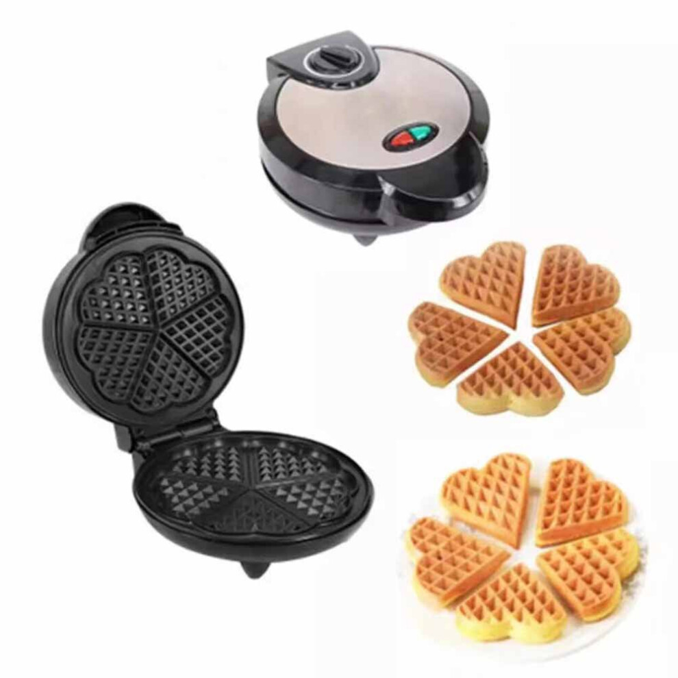 Gaufre au pain de petit-déjeuner maison en forme de cœur triangulaire et de prunes