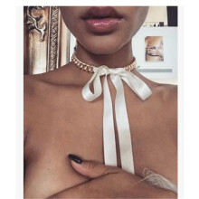 Elegante und würdevolle Halskette mit Schleife und Metallkette - MIWI - weiß