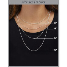 Zilveren kettingcollectie met hartvormige hangers omringd door hartvormige hangers gemaakt met