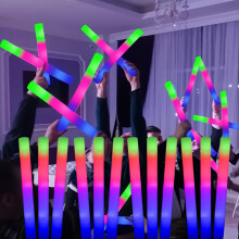 LED -Schaumstangen Mit 3 Blinkenden Lichtstäbchenmodi Aus Fluoreszierenden Schaumstäbchen. Geeignet Für Geburtstage Und Partys