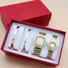 (Set 4) Set di 4 orologi da polso da uomo e da donna, con diamanti e collane, per San Valentino.