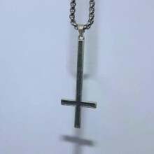 Klassiskt katolskt metallhalsband med omvänd korshänge i rostfritt stål för män, religiös stil