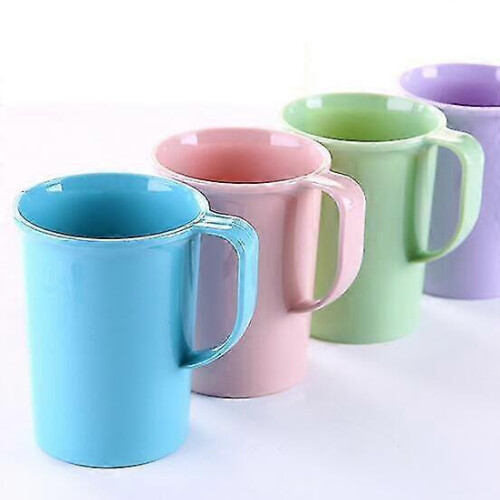 Set med 4 plastmuggar med handtag, okrossbara