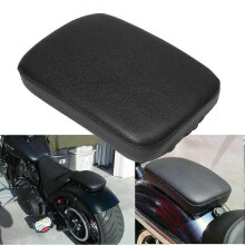 Musta takamatkustajan tyyny ja 8 imukuppia Pillion Pad -moottoripyörän imuistuin Harley Touringiin