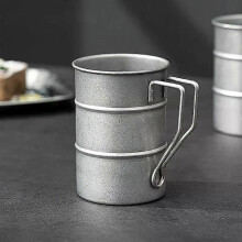 Retro vanha kahvi vesikuppi teollisuustyylinen öljytynnyri muki ulkona retkeilypiknik oluttuppi juominen