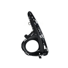 Glänzend schwarzer Kühlergrill vorne links mit Nebelscheinwerferloch, Toyota Yaris 3 Phase 3 2017-2020