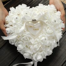 Coussin pour alliances, coussin romantique en dentelle avec motif de cœur et perles en ruban