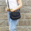 Μαύρες τσάντες crossbody για γυναίκες με κοίλο πορτοφόλι και ρυθμιζόμενο λουράκι 4