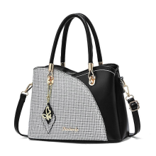 Borsa a tracolla da donna nera con motivo patchwork