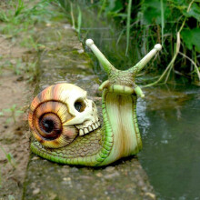 (dark) Halloween Skull Snail Skull Sculpture Gothic Garden Home Decor Resin Crafts