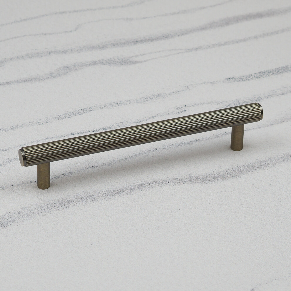 (160Mm Handle) Antique Brass Reeded T-Bar Cabinet Handles & Knobs 5056767303538