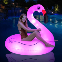 Ilmatäytteiset Flamingo-allaspatjat valoilla, aurinkoenergialla toimivat Flamingo-uintirenkaat