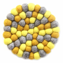 Global Crafts k sintehty huopapallovillainen pannunalusta Nepalista, 8"" py re alusta, Chakra Yellows