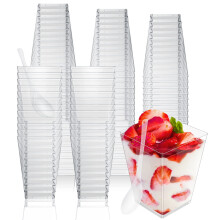 Cptoion 100 Pack 5 oz de desserts tasses avec cuilleres tasses en plastique de plastique carre carres d'achauche mains mini-tasses d'aperitif tas