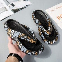 (black, 42-43) Men wear thick-soled flip-flops and women wear grafft-printed flip-flops on the outside