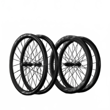 Exar Ultra Dark Carbon Fiber wielset: geïntegreerde voor- en achterwielen met inertiestabiliteit, keramische lagers en vlakke koppelingsratc