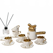 Elegantes handgefertigtes Keramik - Kaffee - und Teeservice mit Blumenmuster - Nahöstlich inspirierte Tassen - und Untertassensammlung