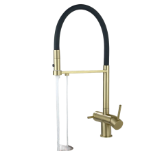 Elegante zweigrifflige Küchenarmatur aus gebürstetem Gold mit doppelter Temperaturregelung und direktem Trinkwasser - Design