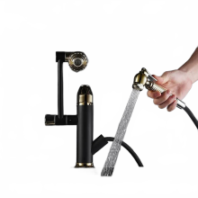 Elegante zwarte en gouden uittrekbare keukenkraan met messing mengkraan voor warm en koud water