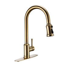 Gebürstetes Gold Smart - Touch - Küchenarmatur mit herausziehbarem Sprühstrahl und schwenkbarer Deckmontage.