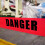 Rouleau de ruban de danger rouge sur le dessus 4