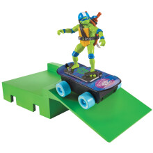 Teenage Mutant Ninja Turtles: Mutant Mayhem Leonardo auf einem Skateboard mit Accessoires von Playmates Toys - Amazon Exclusive