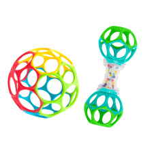 BRIGHT STARS Geschenkkorb zur Geburt O'Ball mit 2 Babyspielzeugen: einem Rassel und einem klassischen O Ball in rot, gelb, blau und grün