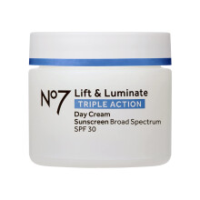 No7 Lift & Luminate Triple Action Denn krm bez vune SPF 30 - irokospektrln krm na oblicej proti strnut - Hydratacn ibikov peptidy a kyseli