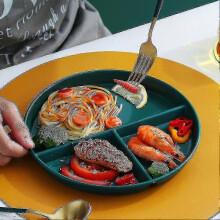 Rundes Rattantablett mit Muscheldesign, dekoratives Ablagetablett
