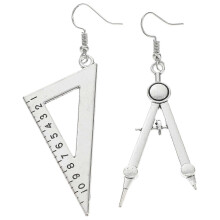 1 paire de boucles d'oreilles pendantes en forme de boussole pour femme (argent)