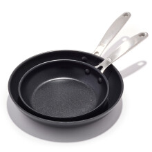 OXO Enhanced 8" en 10" Koekenpan Set, Gezonde Keramische Anti-aanbak, PFAS-vrij, RVS Handvat, Vaatwasserbestendig, Ovenbestendig, Zwart