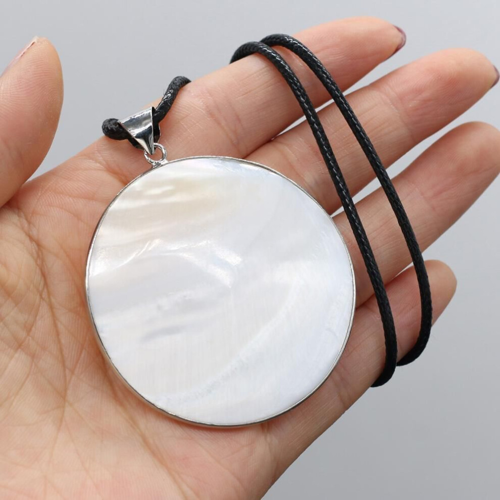Round Shell Necklace Natural White Shells Mother Of Pearl Pendant With Leather Rope Chain Necklaces For Women Men Luxury Quality Jewelry Choker Gifts