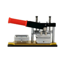 Compacte koelkaststicker- en magneetmaker met een formaat van 63,5 mm en een set materiaal van 100 stuks