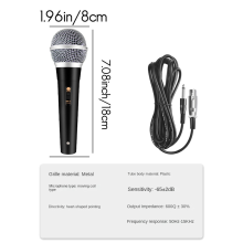 Mikrofoni kädessä pidettäväksi ammattilaisille karaoke-laulumusiikin esityksiin