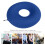 Cojín inflable azul en forma de dona para pacientes. 7