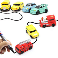 Coche inductivo de 7 cm, 4x pilas botón, color aleatorio