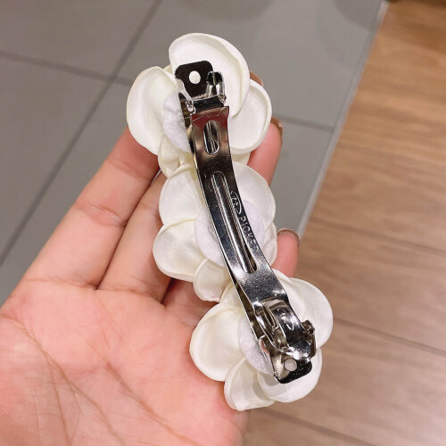 Haarklammer in Kamelienform, Einheitsgröße, aus weißem Stoff. 2