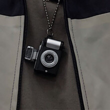 Collana con ciondolo a macchina fotografica in stile Hip Hop, piccola, nera.