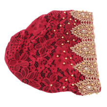 Sombrero turbante de terciopelo color vino con cuentas en forma de clavo, floral