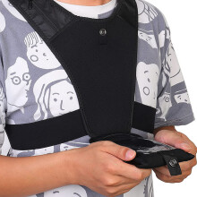 Gilet de course léger avec porte-téléphone sur la poitrine et équipement réfléchissant pour l'entraînement.